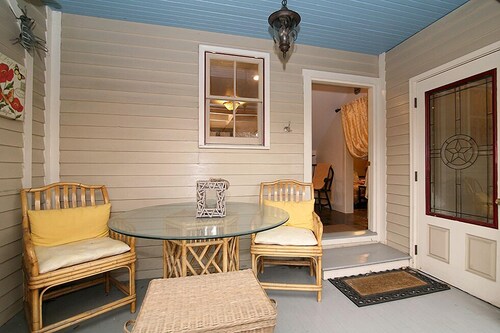 Cricket House: Great Location; can rent with Culp House 