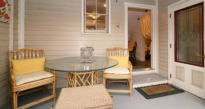 Cricket House: Great Location; can rent with Culp House