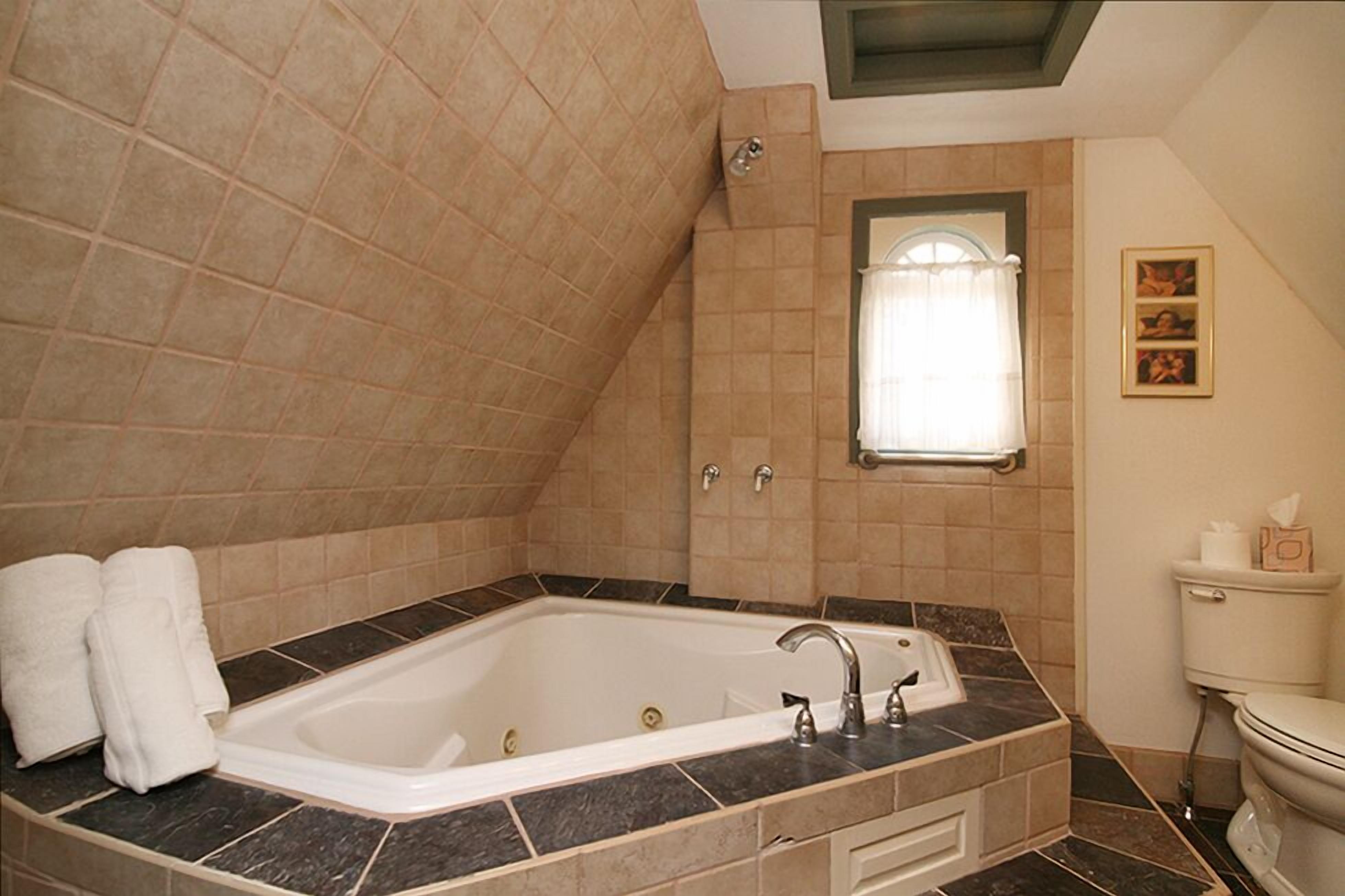 Dusche, Whirlpool, Haartrockner, Handtücher