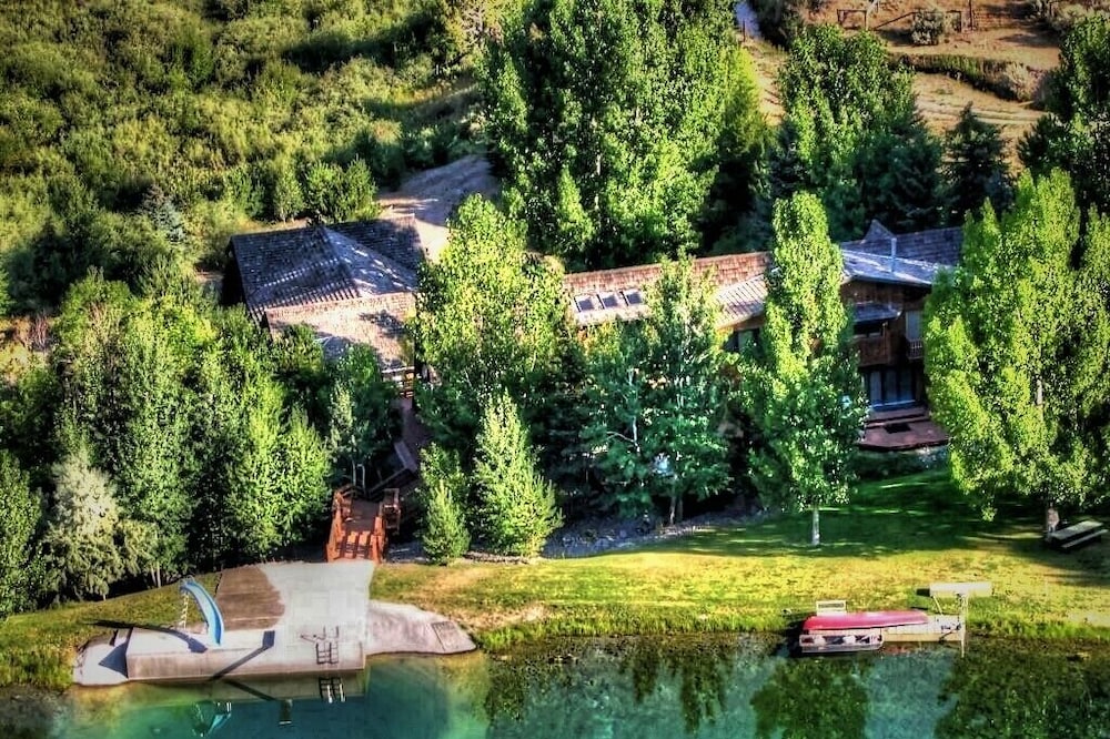 7,000 SQ FT CABIN ON 150 ACRES PRIVACY WITH ITS OWN PRIVATE LAKE.