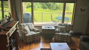 Living area - Red Dog Lodge - Beautiful Riverfront Chalet - Sportsperson's Paradise (Grayling)