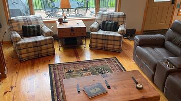 Televisor intel·ligent, reproductor de DVD, llibres i videoteca