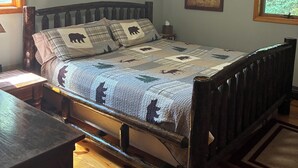 Room - Red Dog Lodge - Beautiful Riverfront Chalet - Sportsperson's Paradise (Grayling)
