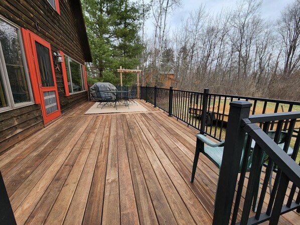 Outdoor dining - Red Dog Lodge - Beautiful Riverfront Chalet - Sportsperson's Paradise (Grayling)