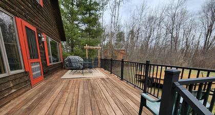 Red Dog Lodge - Beautiful Riverfront Chalet - Sportsperson's Paradise