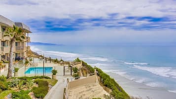 Een buitenzwembad en een verwarmd zwembad