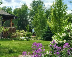 Property grounds - River Ranch Guest House right next to the East Gallatin River (Belgrade)