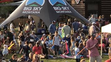 Ein großes Zelt mit dem Schriftzug "BIG SKY MONTANA", umringt von einer Menschenmenge.