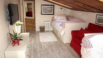 3 bedrooms, in-room safe, iron/ironing board, WiFi