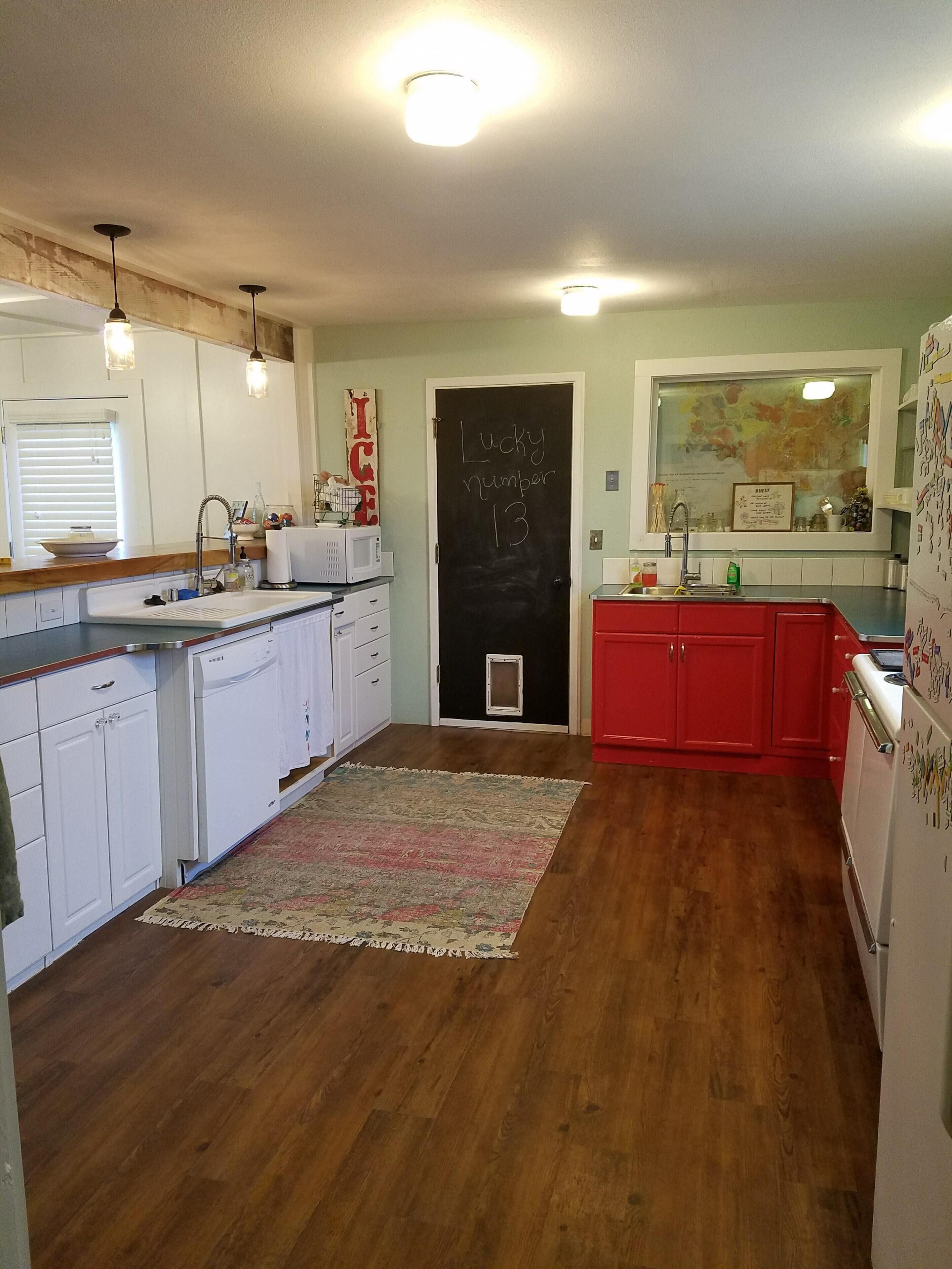 Pacific Beach Bungalow beach house, sleeps 10,  just a block away from beach.