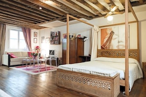 1 quarto, escrivaninha, Wi-Fi de cortesia, roupa de cama