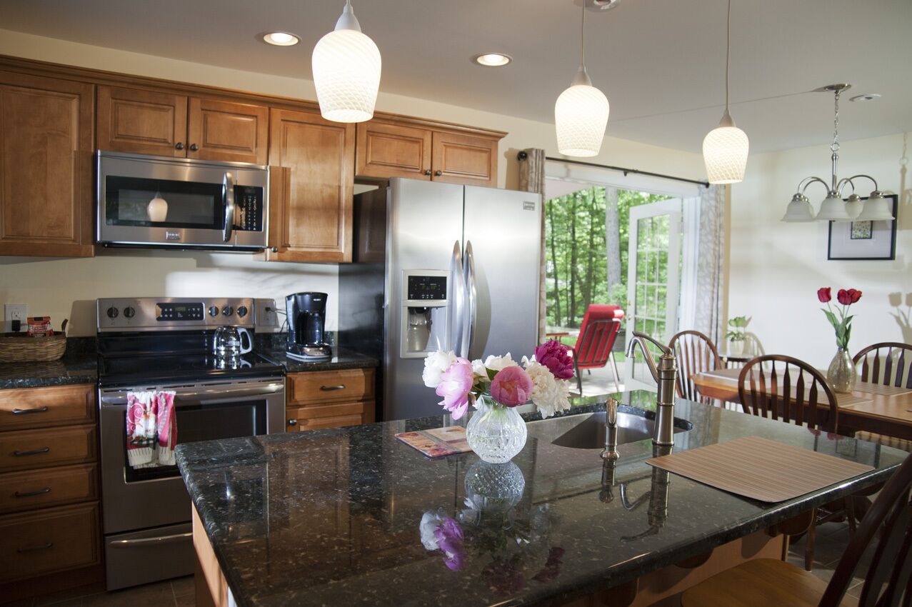 INCREDIBLE “WALKABLE” RENTAL with Sawkill Creek Views 