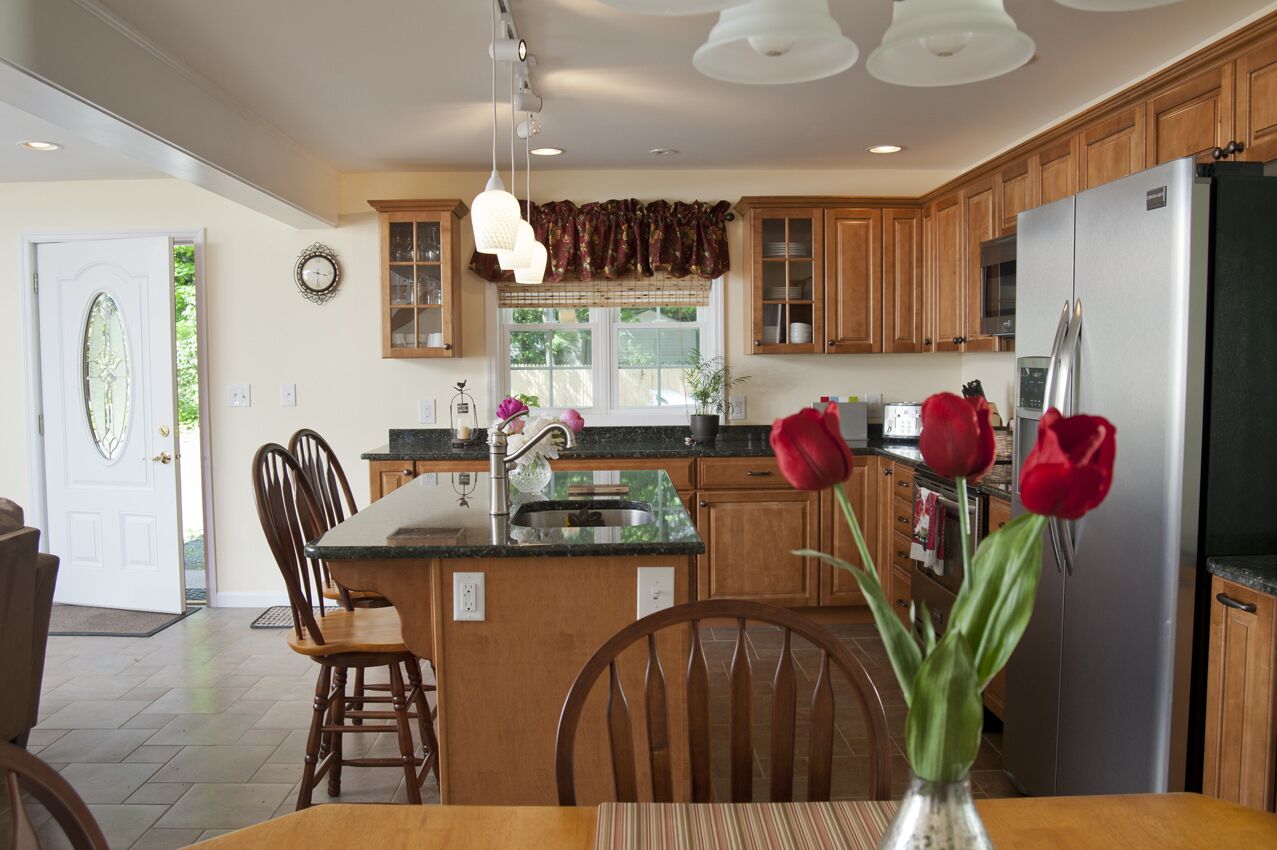 INCREDIBLE “WALKABLE” RENTAL with Sawkill Creek Views 