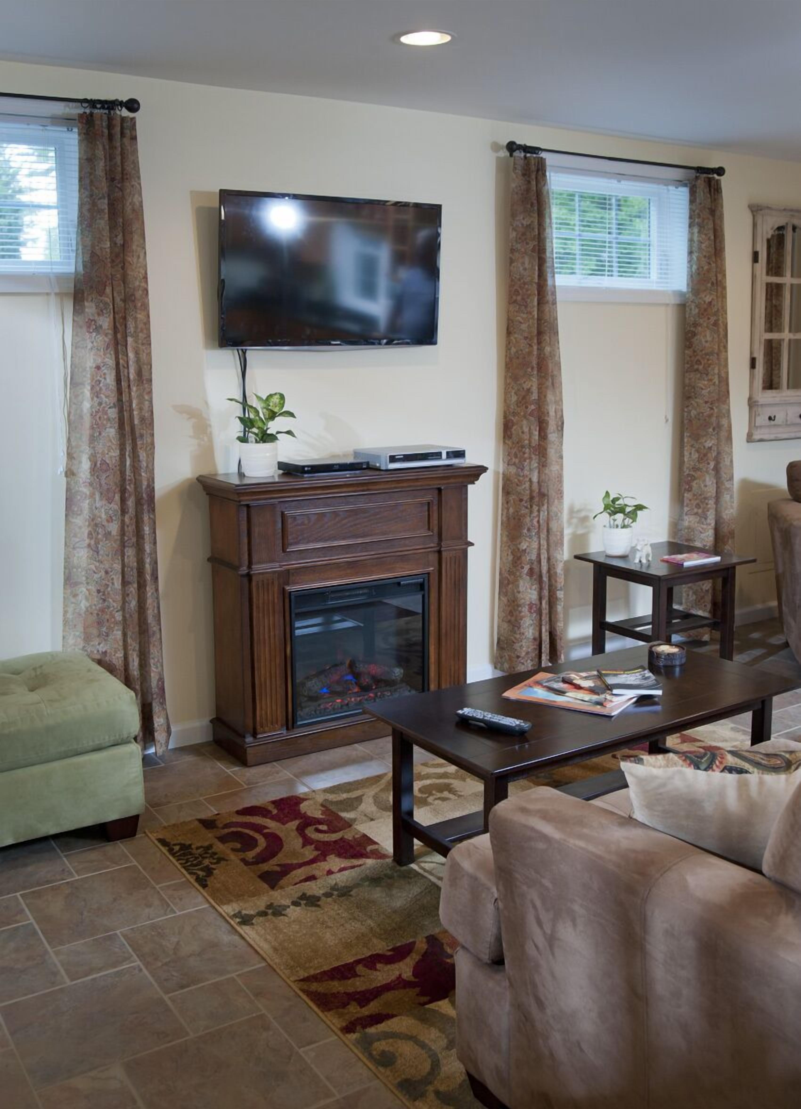 INCREDIBLE “WALKABLE” RENTAL with Sawkill Creek Views 