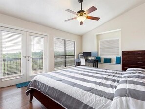 4 室のベッドルーム、デスク、アイロン / アイロン台、WiFi (無料)