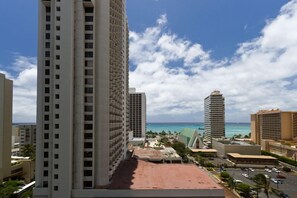 Exterior - Upgraded 1BR Condo Ocean View - Kitchen, FREE parking, WiFi (Honolulu)