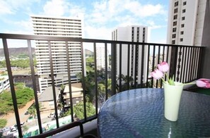 Outdoor dining - Upgraded 1BR Condo Ocean View - Kitchen, FREE parking, WiFi (Honolulu)