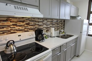 Fridge, microwave, oven, stovetop - Upgraded 1BR Condo Ocean View - Kitchen, FREE parking, WiFi (Honolulu)