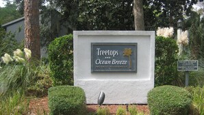 En skylt för de privata bostäderna i området ”Treetops and Ocean Breeze”, med en varning om säkerhetsåtgärder.