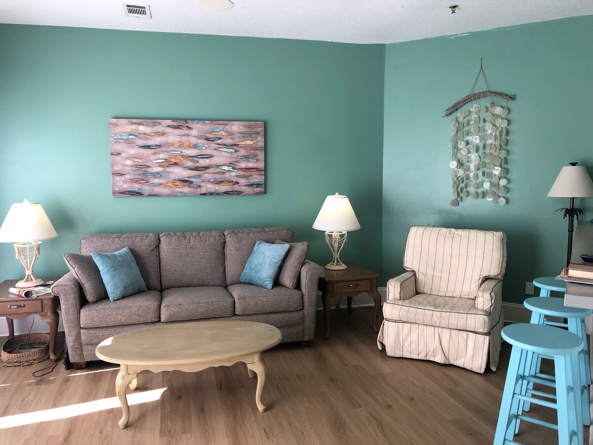 Brand new floors! 87 Ocean Breeze, Walk to the Beach, Tennis, 3 Pools