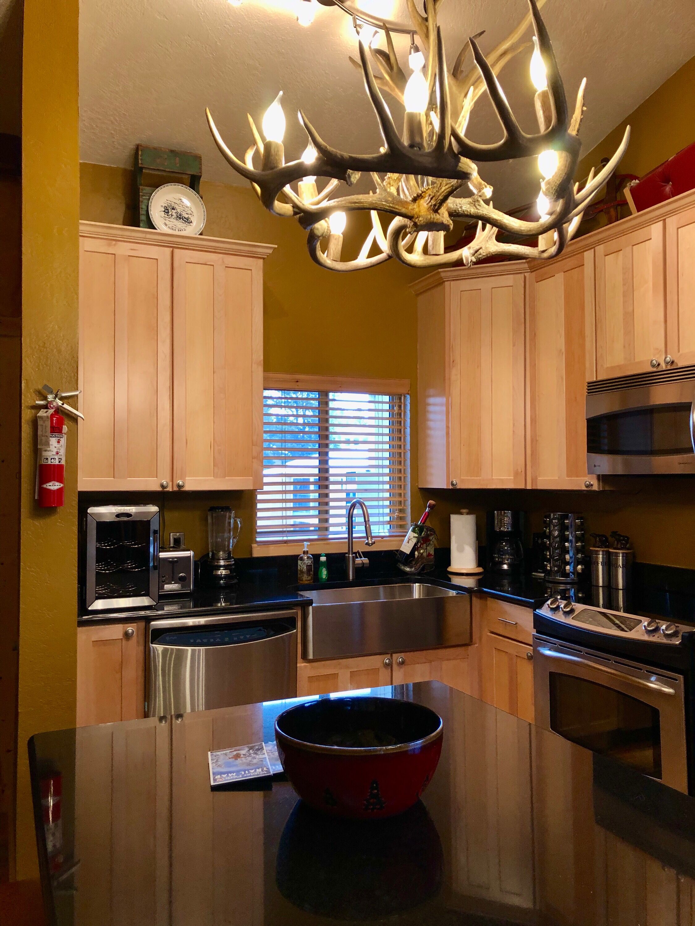 Beautiful High End & Fully Remodeled 2 BR/2 Bath. Pool & Hot Tub