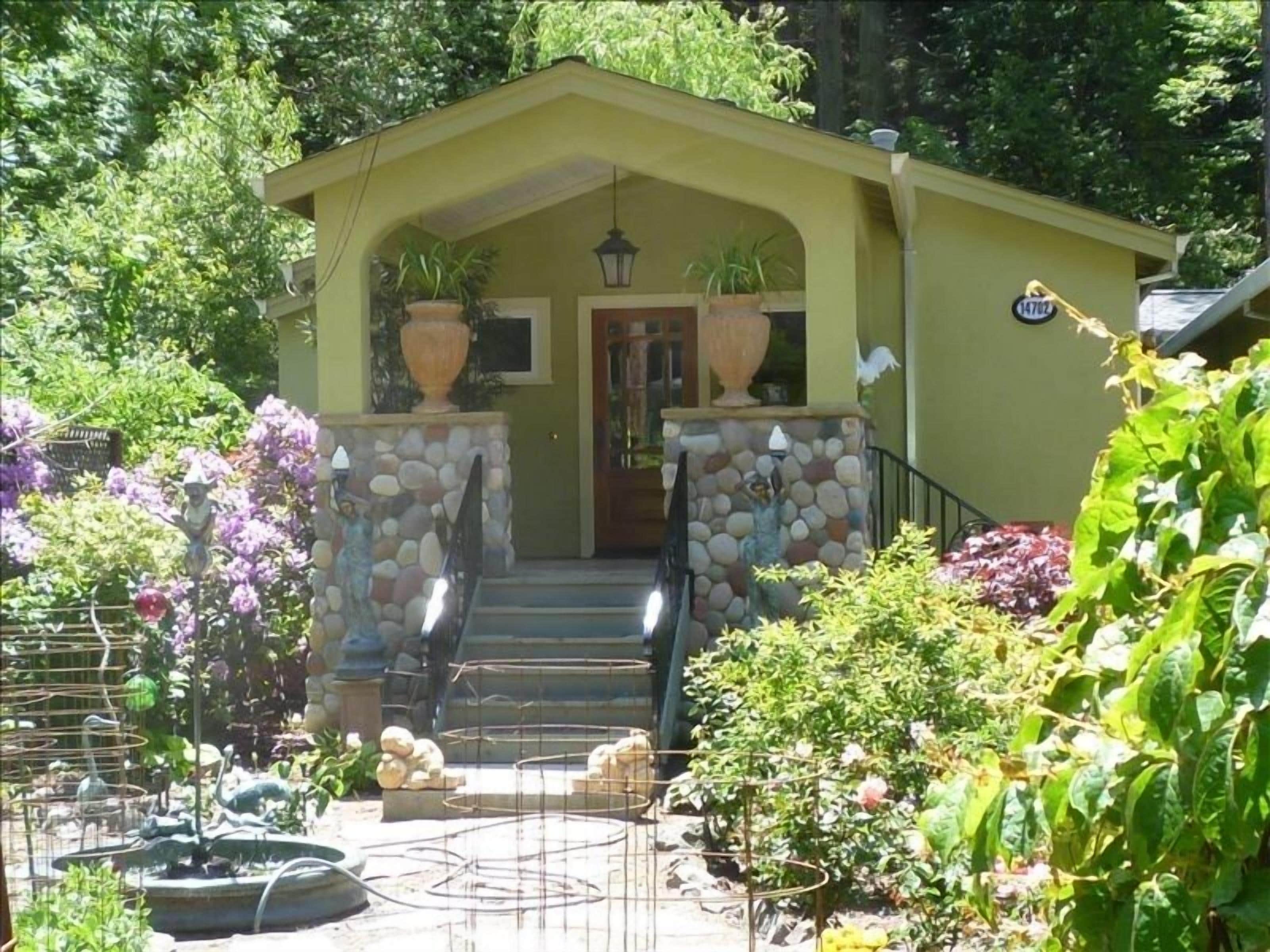 Russian River Gem in the Wine Country Close to Ocean and Spas.