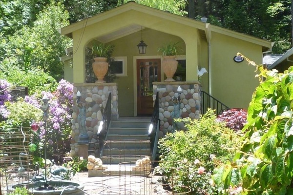 Inviting cottage style entrance.