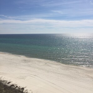 En la playa, sillas reclinables de playa