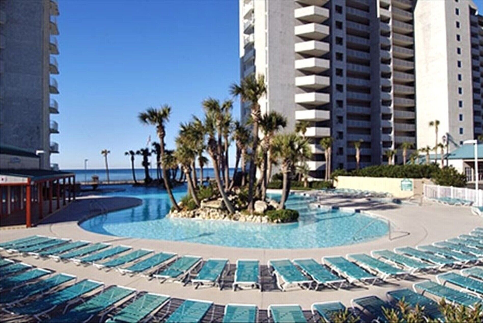 Una piscina al aire libre, una piscina climatizada