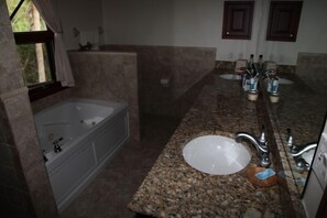 Hair dryer, towels, soap, shampoo - Sanibel Island Private Vacation Home - Dog Friendly (Sanibel)