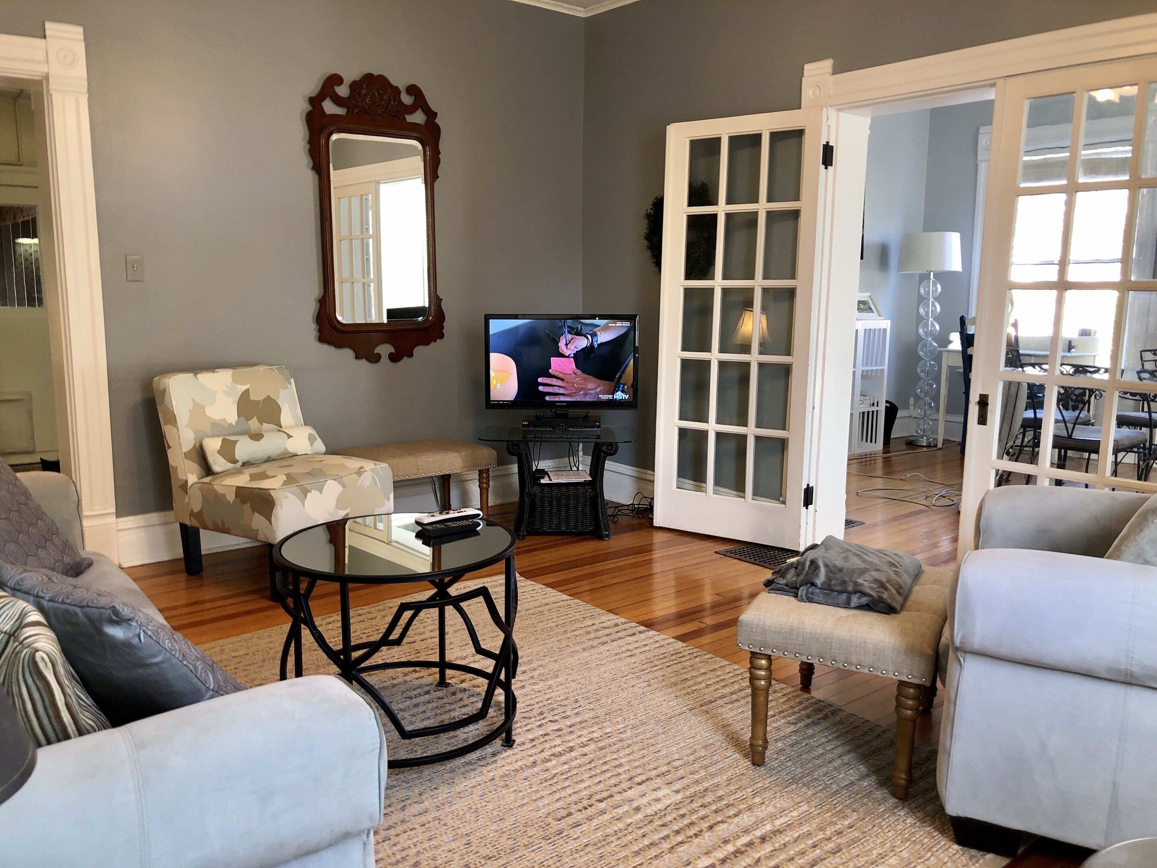 Charming Bungalow Close to Downtown and University of Iowa Campus