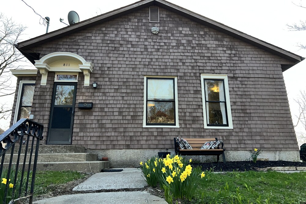 Charming Bungalow Close to Downtown and University of Iowa Campus