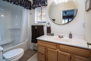 Combined shower/bathtub, hair dryer, towels
