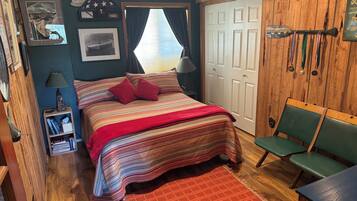 6 slaapkamers, een bureau, een strijkplank/strijkijzer, reisbedje