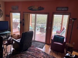 Smart TV, fireplace, video games, Netflix - Beautiful lake home that sleeps 18 people with a private dock and view! (Nine Mile Falls)