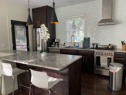 Centre ville! Étapes de restaurants Beach Drive, boutiques et magnifique front de mer!