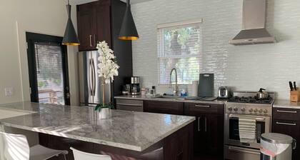 Centre ville! Ătapes de restaurants Beach Drive, boutiques et magnifique front de mer!