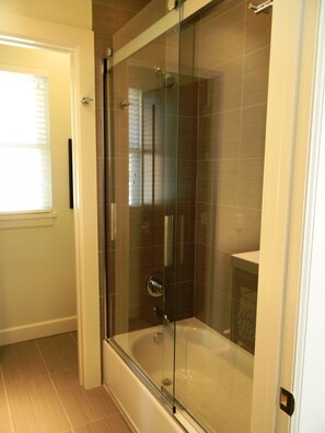 Combined shower/bathtub, hair dryer, towels