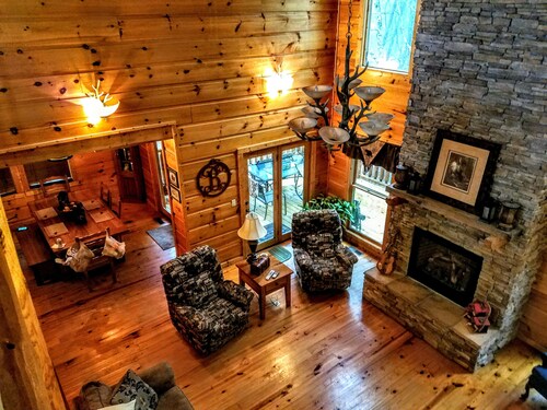 3 BEDROOM CABIN IN GATED COMMUNITY CLOSE TO FALL CREEK FALLS STATE PARK!