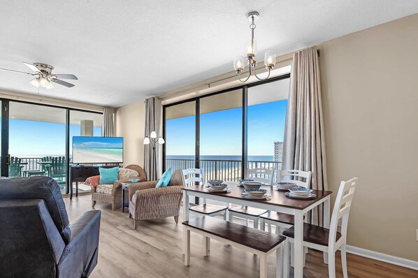 Smart TV, libros, oficina