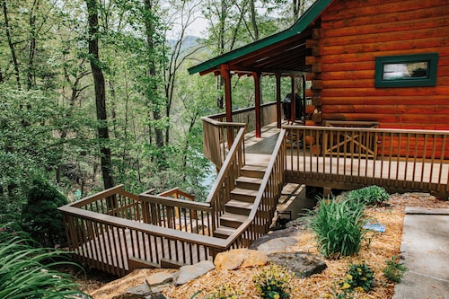 Serenity on Cedar-Lakefront Log Cabin- 10 boats, foosball & hot tub