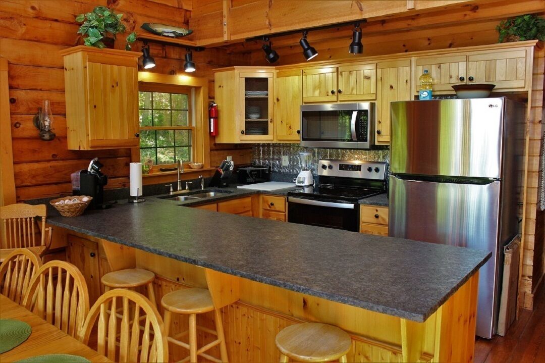 Serenity on Cedar - Lakeview Log Cabin- Hot Tub, Internet, Foosball near WCU