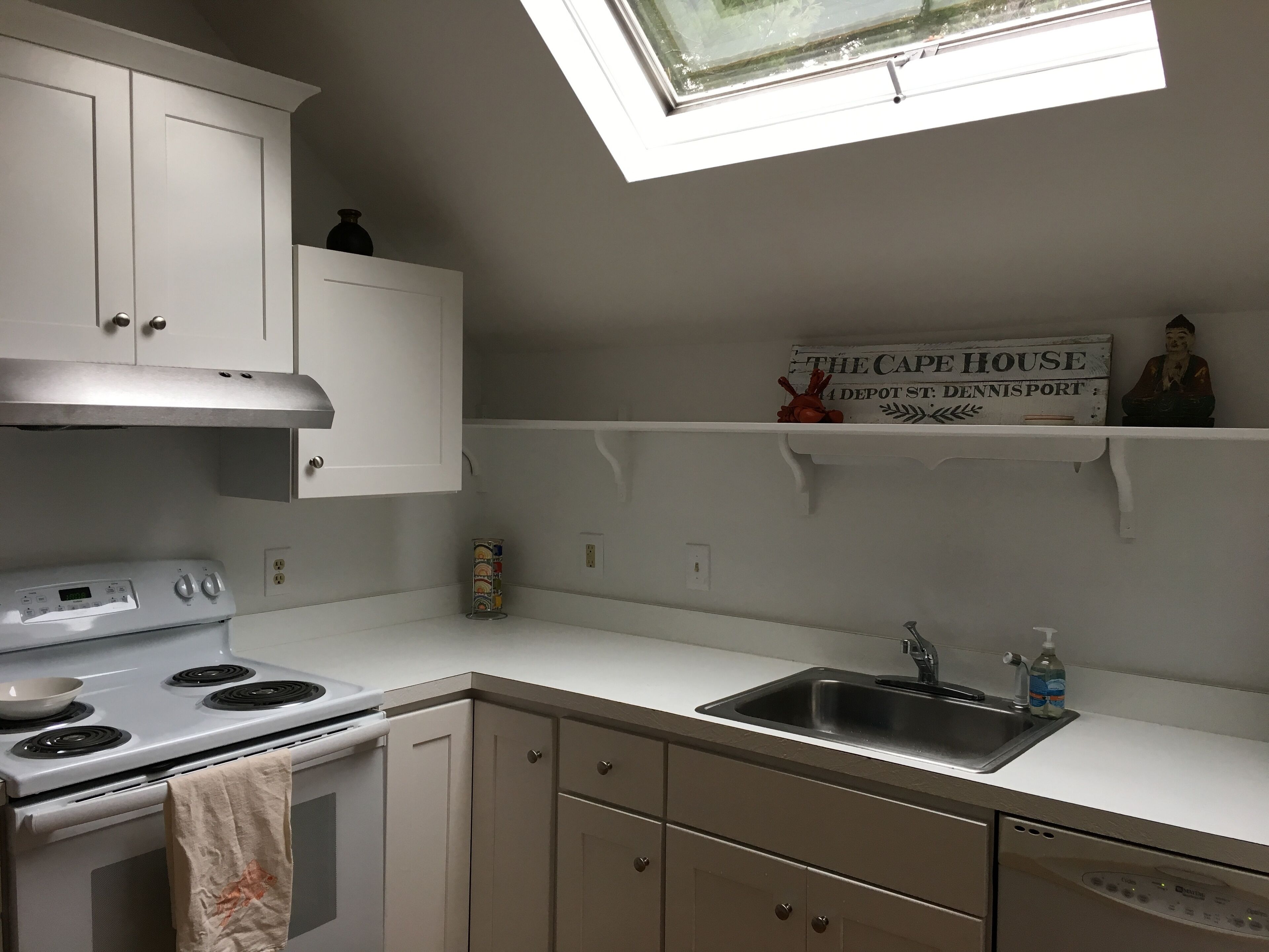 Darling Dennisport Cottage a stones throw from the village, beach and swan pond