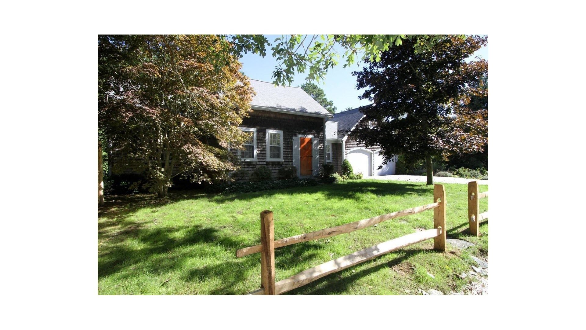 Darling Dennisport Cottage a stones throw from the village, beach and swan pond