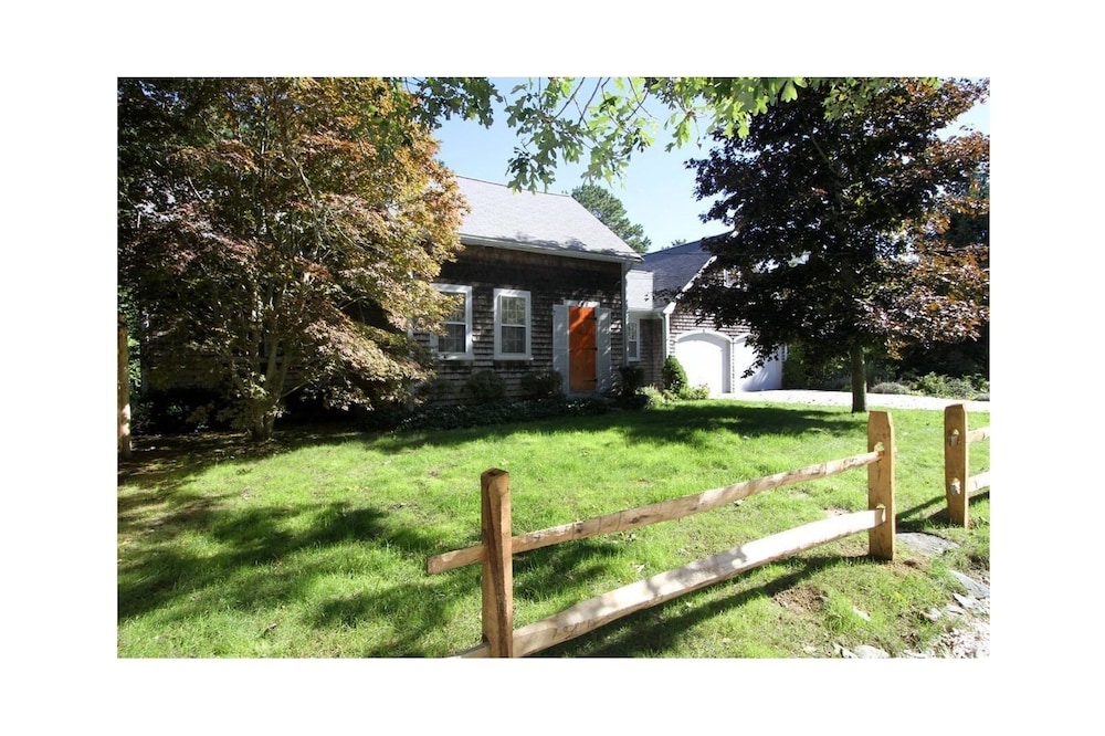 Darling Dennisport Cottage a stones throw from the village, beach and swan pond