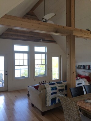 Televisión, reproductor de DVD, libros y videoteca 