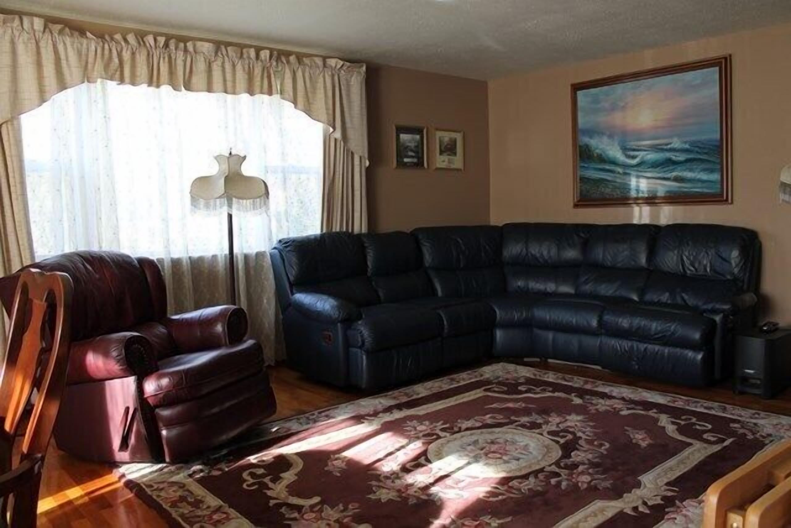 Large Well Furnished, Seatac Home. Close To All That Seattle Has To Offer