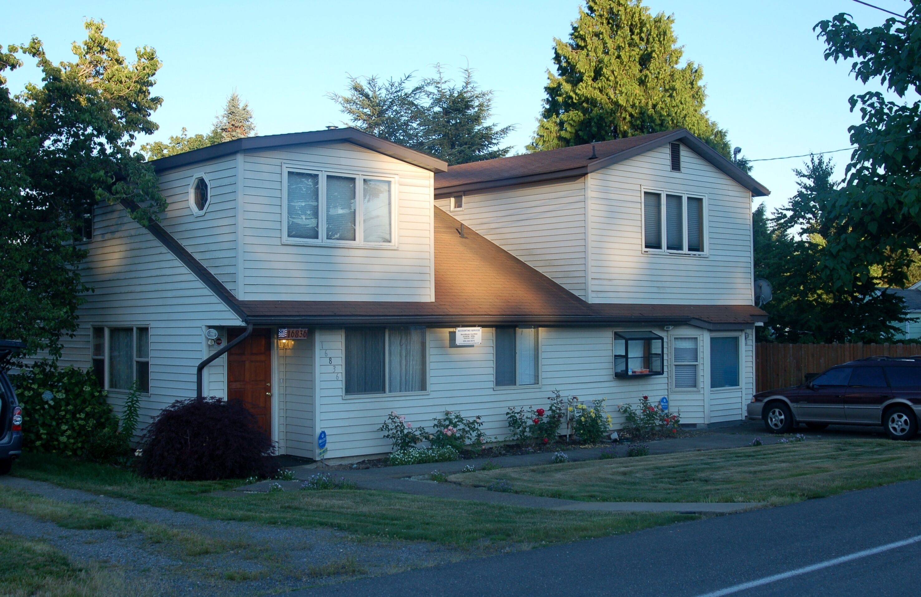 Large Well Furnished, Seatac Home. Close To All That Seattle Has To Offer