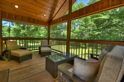 Laurel Escape LLC - Romantic Luxury Cabin : Perfect For 2! 
Lodging Cert #033336