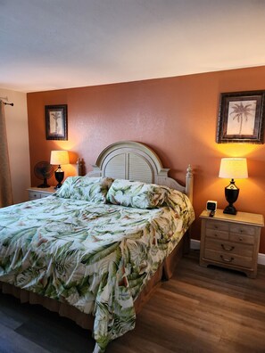 2 bedrooms, desk, iron/ironing board, travel cot - Were 100% & Better than ever, Redecorated, New LR furniture, Bikes - Great Rates (Fort Myers)